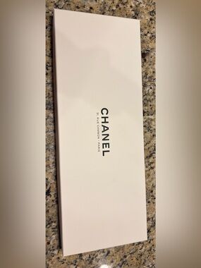 CHANEL 31 Rue Carbon bob White and Black Logo Gift Box